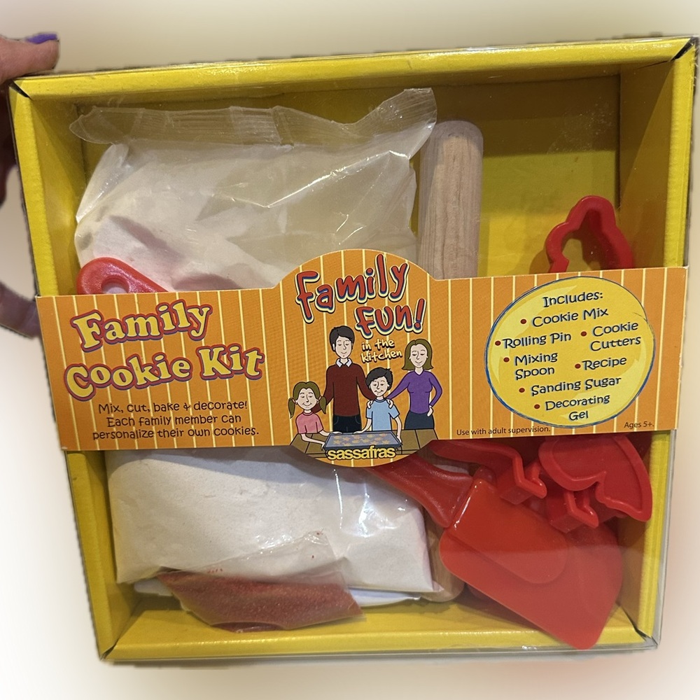 VTG FAMILY COOKIE KIT SASSAFRAS KIDS ROLLING PIN COOKIE CUTTERS RUBBER SCRAPER